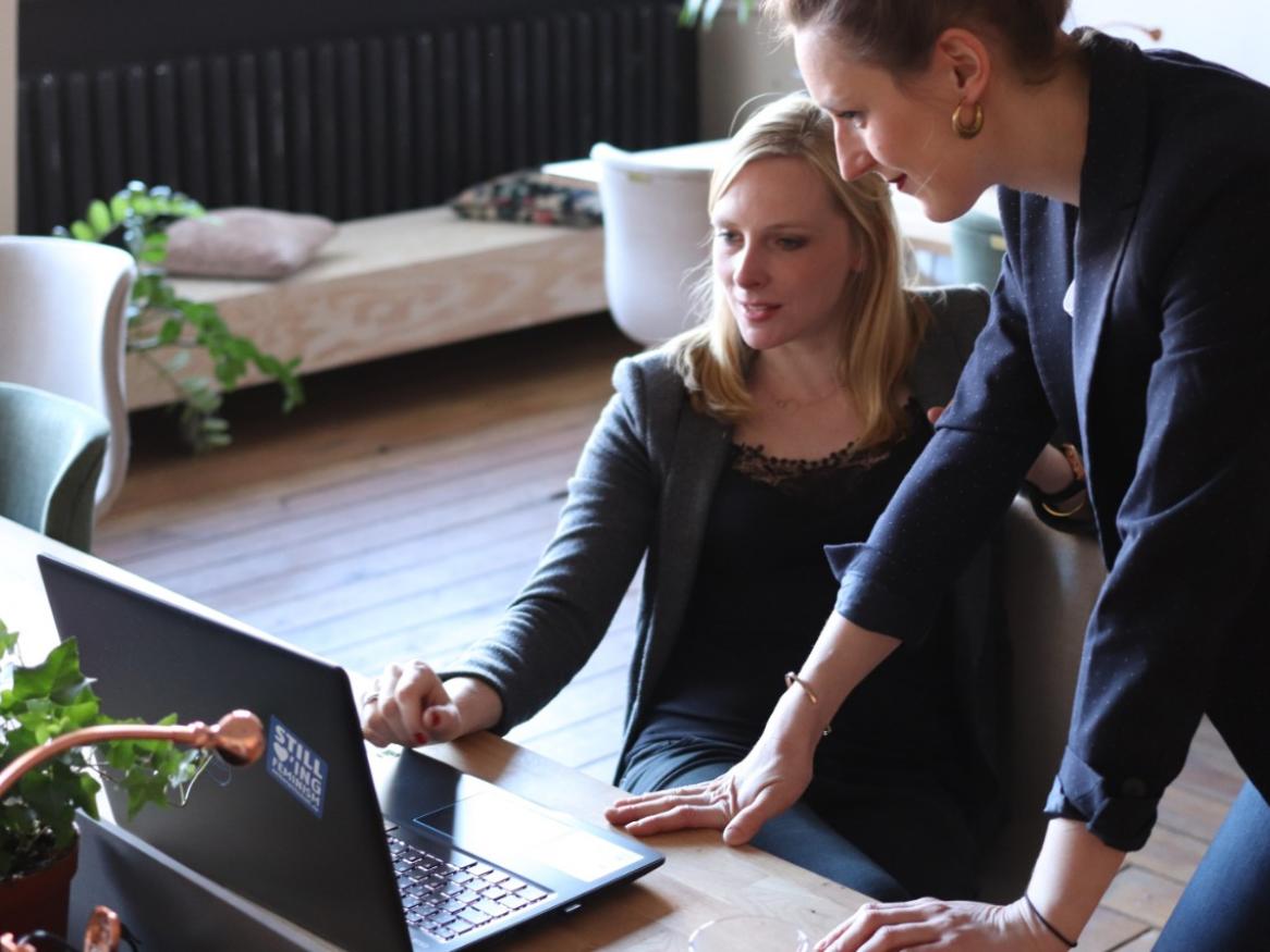 women working together